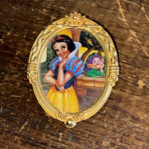 Disney Gold Oval Character of the Month Series May Snow White &‎ Dopey Pin